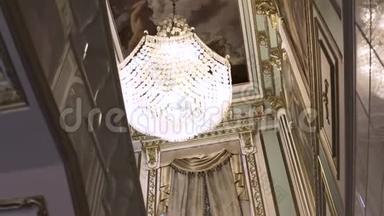 宫殿内装饰的天花板上悬挂着精美的水晶吊灯，艺术、历史装饰理念