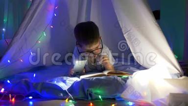阅<strong>读书籍</strong>，聪明的孩子戴上眼镜，在手电筒的灯光下阅<strong>读</strong>童话故事，躺在帐篷里，戴着花环。
