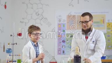 两位科学家在实验室做可乐和苏打水的实验