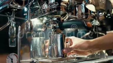 咖啡师正在舒适的咖啡厅里用专业的金属咖啡机制作咖啡