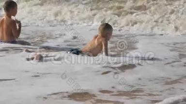 宝贝在海滩上，在海浪中。 两个男孩在金沙上玩冲浪。 <strong>头部</strong>覆盖的波浪