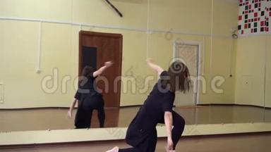 年轻女子舞蹈专业现代舞蹈舞厅