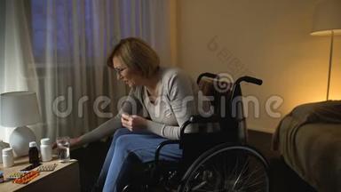 坐轮椅的老太太在疗养院吃药、康复