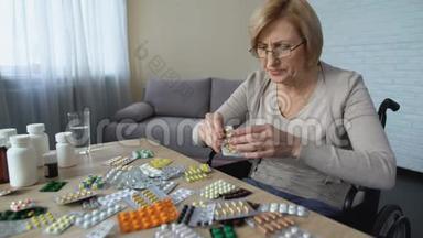 伤心的老妇人把药片从桌子上<strong>扔下</strong>来哭，健康问题，抑郁