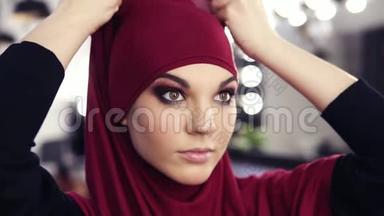 漂亮的白种人女孩在她20`的时候戴上紫色的雪纺头巾或传统的阿拉伯头巾。