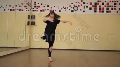 年轻女子舞蹈专业现代舞蹈舞厅