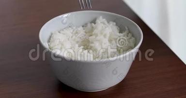 从碗里吃米饭的女人特写