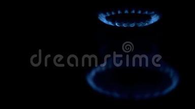 燃烧气体蓝火.. 厨房煤气灶。