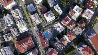 夏季<strong>城市</strong>屋顶和街道的俯视图。 剪辑。 美丽的南方<strong>城市</strong>，有橙色的屋顶，<strong>高楼</strong>大厦
