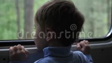 这个男孩坐火车旅行，望<strong>着窗外</strong>，<strong>看着窗外</strong>移动的物体。 旅行与