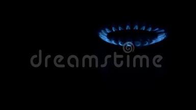 燃烧气体蓝火.. 厨房<strong>煤气灶</strong>。