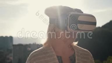 太阳落山时，一个戴着虚拟现实眼镜的女孩在房子的屋顶上。 <strong>生命生命</strong>概念