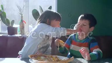 <strong>吃饭</strong>时间，带披萨的小女孩在靠近窗户的餐厅<strong>吃饭</strong>