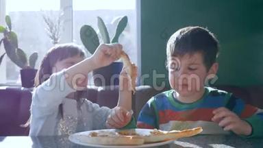 家庭午餐，肮脏的孩子在靠近窗户的比萨饼店吃开胃菜