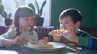 孩子们的快乐，饥饿的孩子们在自然采光的比萨饼店吃快餐