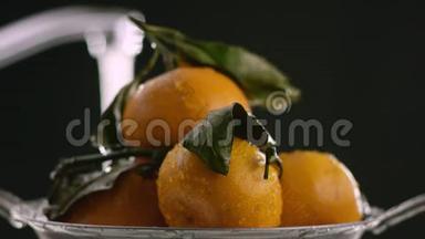 在视频中，<strong>我们</strong>看到橘子，橘子躺在滑梯上，橘子上覆盖着水滴，在<strong>背景</strong>上<strong>我们</strong>可以看到