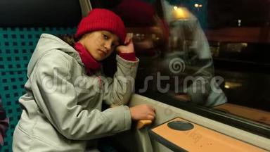 孤独的女孩子在深夜独自坐火车旅行