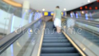 <strong>商场</strong>特写的扶梯.. 在这种背景下，人们对购物失去了关注。 4K.