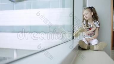 儿童在机场窗口附近看飞机，等待<strong>飞行时</strong>间