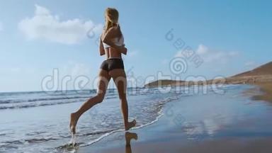 <strong>跑步</strong>妇女，女<strong>跑步</strong>者在海滩户外<strong>锻炼</strong>时慢跑，户外健身模特。