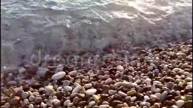 海在沙滩上洗卵石，滚石<strong>声</strong>，音响.. 一片石滩的特写镜头。 小浪<strong>撞击</strong>卵石