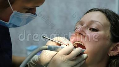 去看牙医。 正畸医生演练并纠正<strong>贴片</strong>密封。