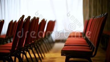 一个商业大厅。 大厅里一把空红椅子
