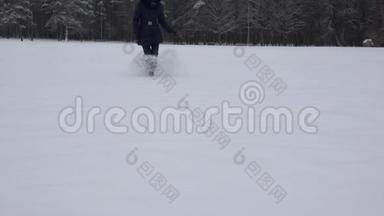 女人跑过松雪的<strong>冬</strong>天。 户外空闲时间。 4K