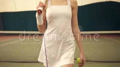 年轻的女网球运动员，金发短发，在镜头前行走，动作缓慢，球场覆盖