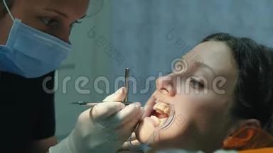 拜访牙医，安装支架系统.. 正畸医生矫正固定支架，并在牙科中观察