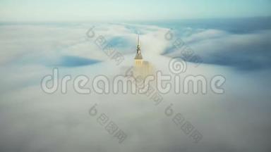 在诺曼底，无人机从飘渺的圣米歇尔山城堡尖顶起飞，被大气中的日出薄雾笼罩。