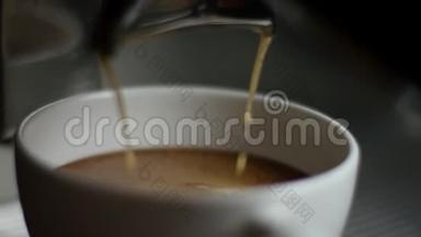 玻璃咖啡杯与新鲜酿造的浓咖啡泡沫，克里玛。 客人正在<strong>制作</strong>和饮用新鲜<strong>制作</strong>的黑咖啡
