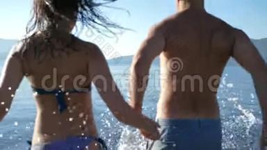 快乐的男人带着女孩穿上比基尼，在海边度假胜地的水中嬉戏