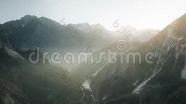 意大利北部山区多雾雪谷的鸟瞰图