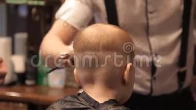 在理发店`，一个小孩用剪刀剪头发