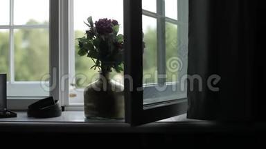 婚礼花束婚礼花束放在男士腰带旁`窗台上