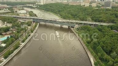 莫斯科河旅游船、汽车和地铁桥