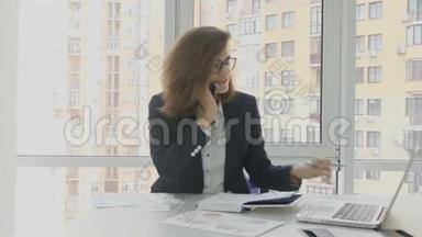 <strong>办公</strong>室工作人员，一个戴眼镜的女商人，坐在<strong>办公楼办公</strong>室的扶手椅上工作，解决问题