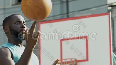 新手篮球运动员用手指旋转球，在比<strong>赛前</strong>耍花样