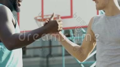 篮球比赛前，两个朋友互相打招呼，互相握手