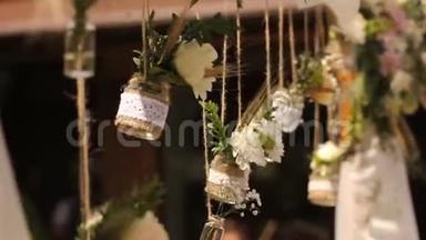 结婚。 仪式。 结婚拱门。 婚礼拱门由野花和麦穗组成