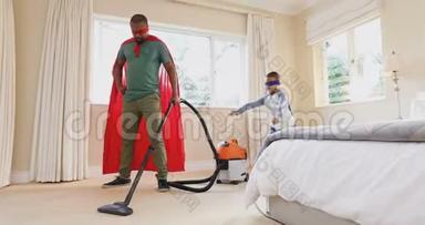 父子俩用吸尘器<strong>打扫房间</strong>，假装超级英雄4k
