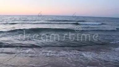 沙滩上的波罗的海海浪。 飞溅的海浪。 假期概念