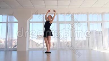 年轻漂亮的芭蕾舞演员练习芭蕾舞动作