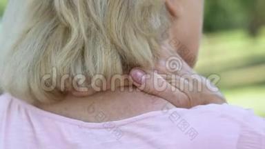 成年妇女按摩麻木的颈肩，脊柱损伤后果