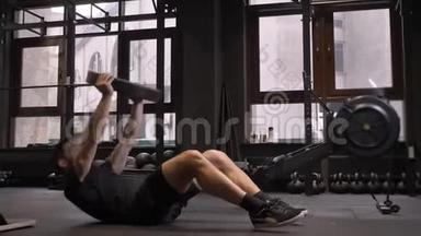 健身馆内成人肌肉运动男子摆动<strong>式按压</strong>和举重特写镜头