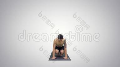 瑜伽大师正在做瑜伽运动，向下面对狗的姿势，阿多穆卡什瓦纳苏里亚，纳马斯卡姿势。