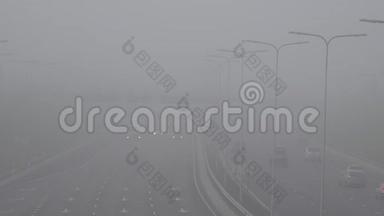汽车覆盖着浓雾和阴霾。 4K