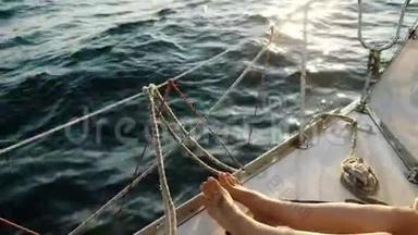 女子双腿脚在帆船游艇特写在公海