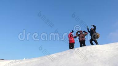 旅行者来到一座雪山的山顶，享受对抗蓝天的胜利。 团队合作和胜利。 团队合作